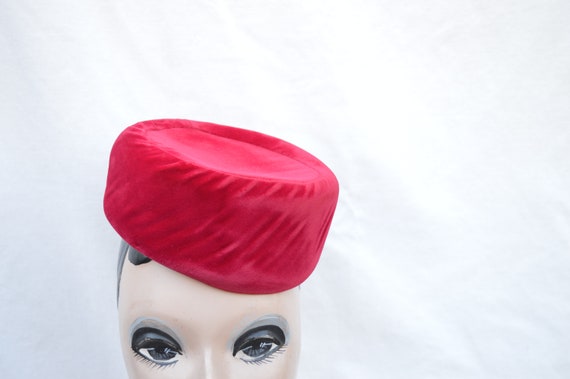 Red Rose Velvet Pillbox Vintage Hat / 1950's Vint… - image 1