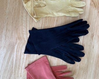 3 paar diverse vintage handschoenen uit de jaren 1950, dameshandschoenen in mid-century stijl.