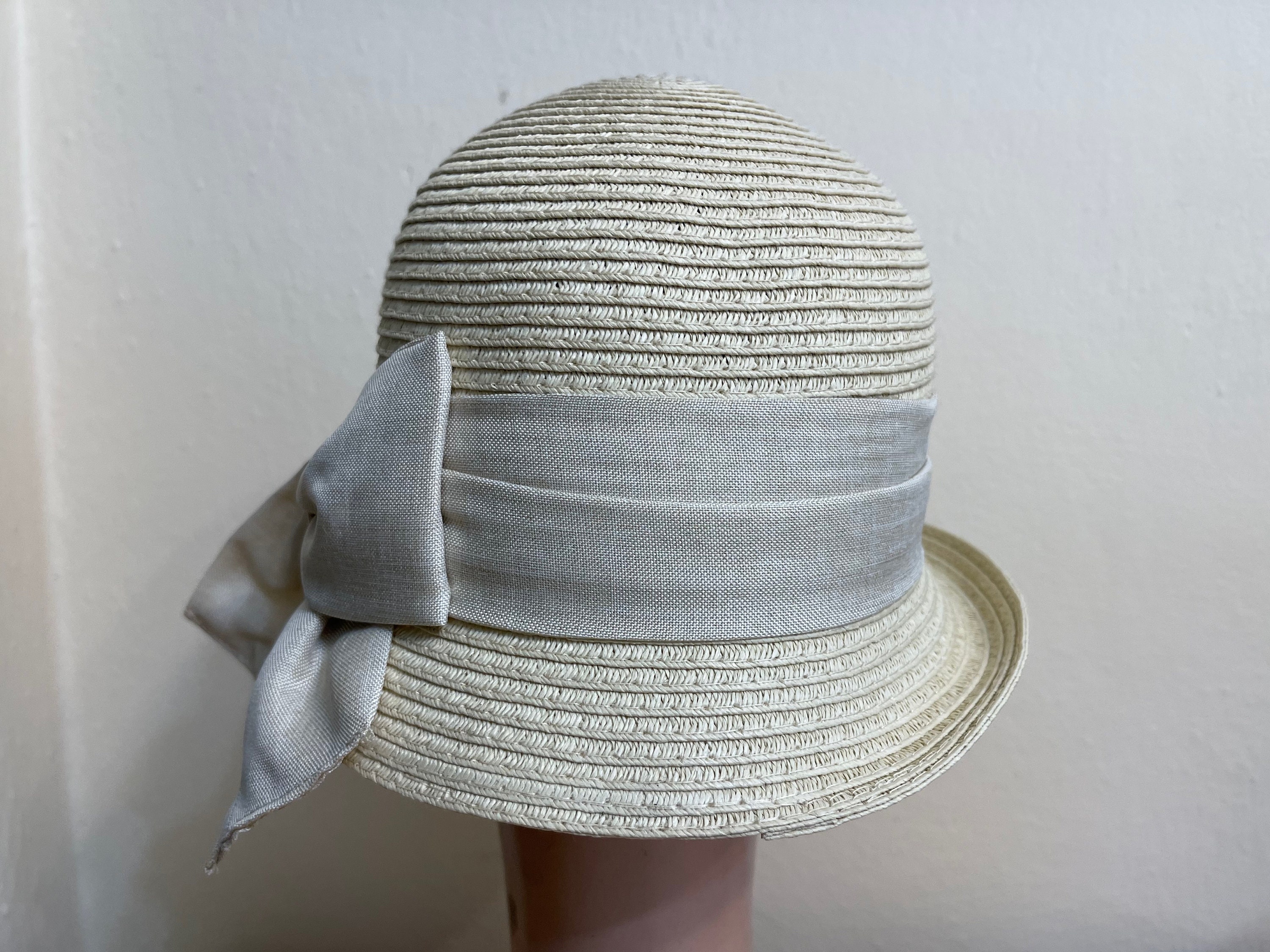 Beige Straw Cloche Hat: Vintage Inspired Wedding Guest Hat  display picture 3
