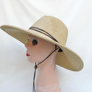 Großer 5-Zoll-Rand-Tönen-Fedora-Stil Stroh-Sonnenhut mit Kinnschnur / Große und extra große Kopfgrößen erhältlich / Sonnenhut / Camping- / Wanderhut