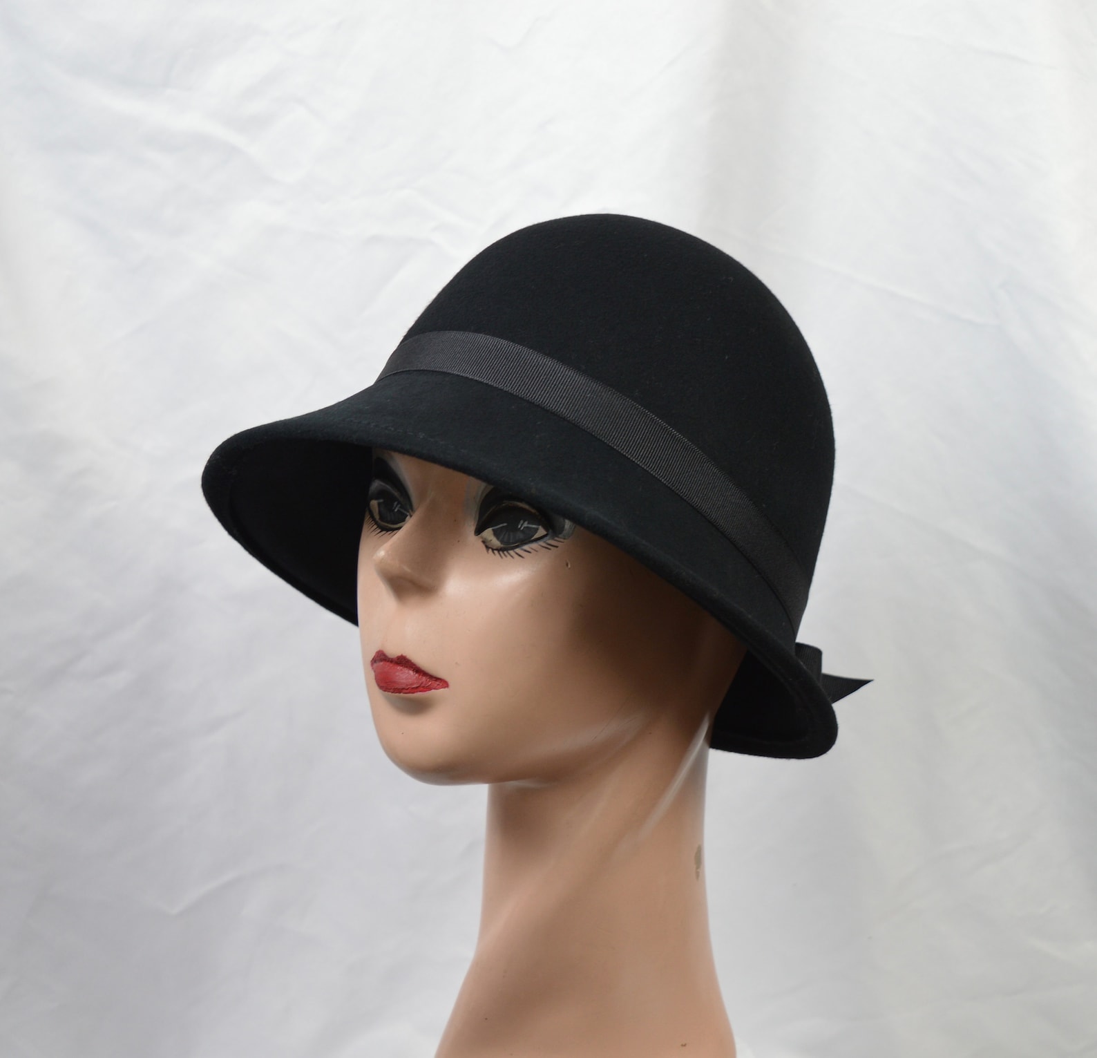 Black Wool Felt Cloche Hat: 1920s Flapper Style with Grosgrain Ribbon