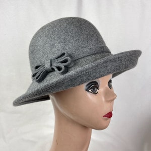 Gray Wool Felt Upturned Brim Cloche Hat With Felt Bow Trim / Gray Felt Cloche Hat With Turned Up Slanted Brim / Downton Abbey Cloche Hat