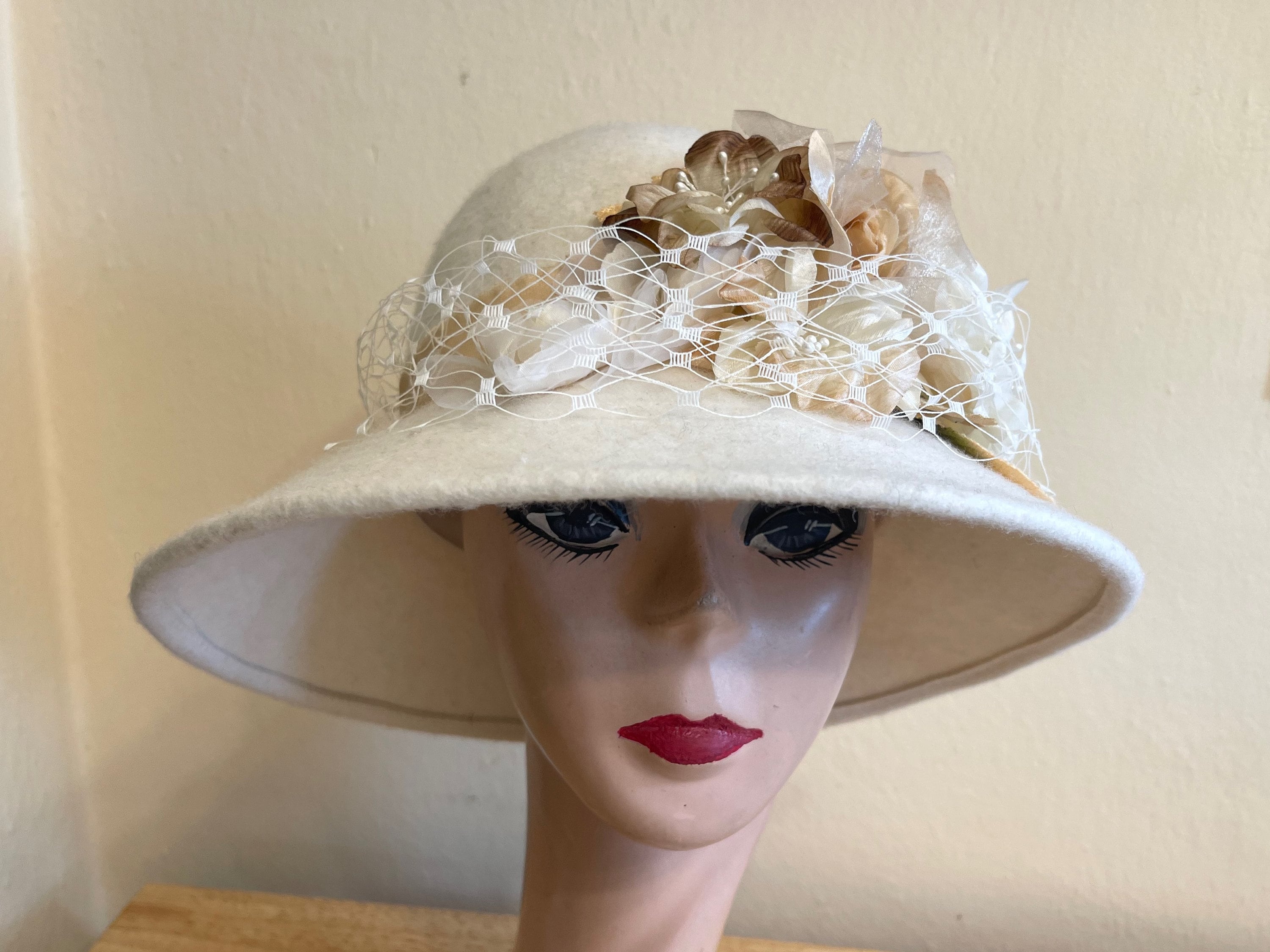 Ivory Wool Felt Bucket Hat: Vintage Style Silk Rose & Velvet  display picture 1