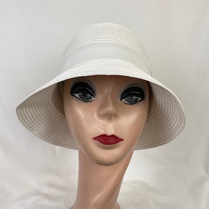 White Cloche Hat With Bow / Vintage Inspired Downton Abbey Style Cloche Hat / 1920&#39;s Style White Straw Cloche Hat With 2 Inch Brim