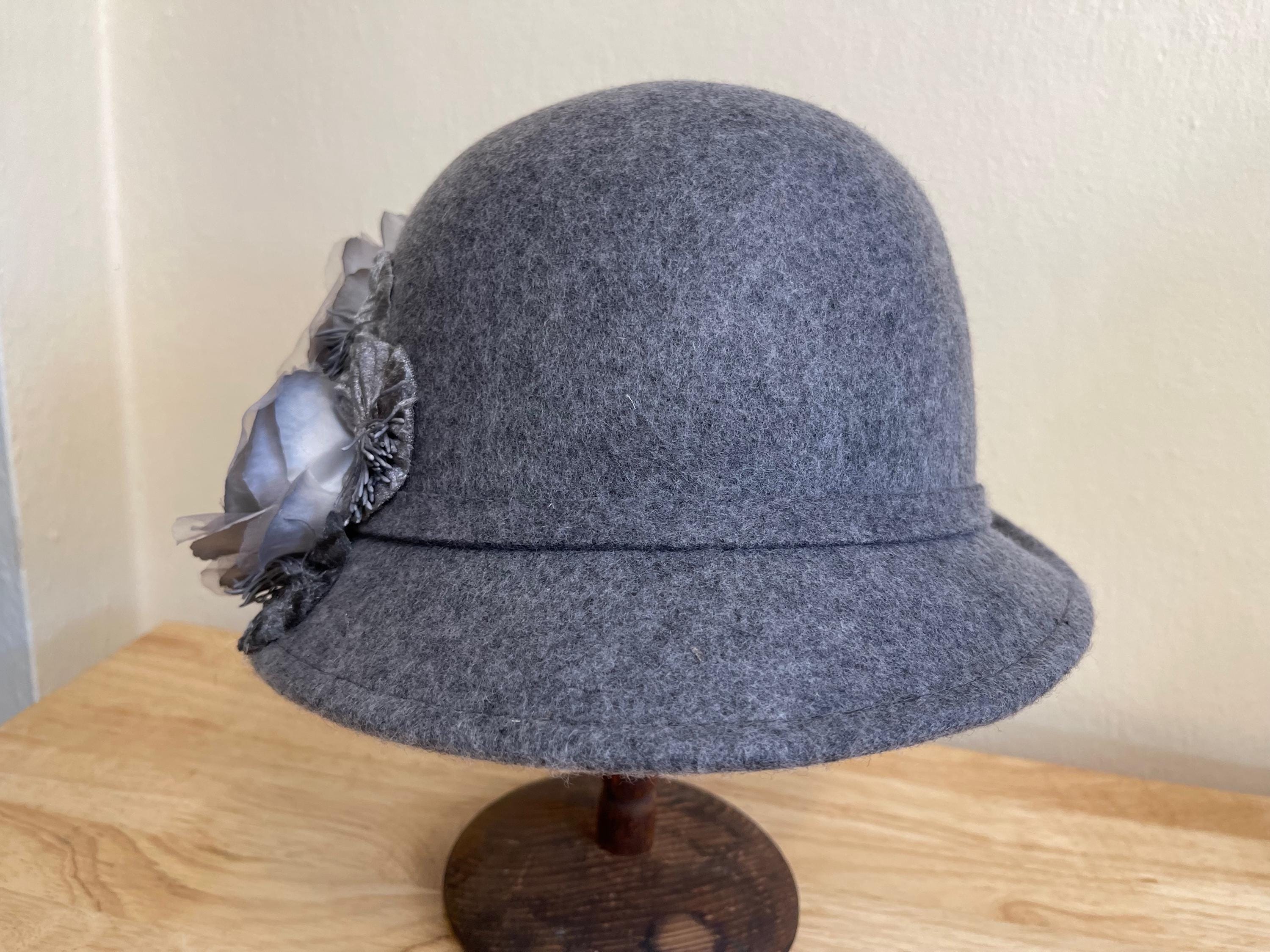 Gray Wool Felt Cloche Hat: Vintage Inspired Silk Rose  display picture 3