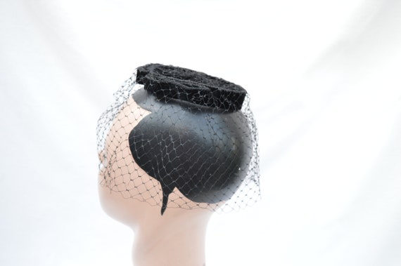 Vintage 1950's Black Cocktail Hat With Veil / Vin… - image 4