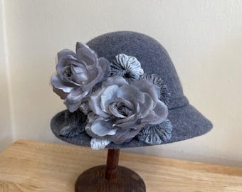 Gray Wool Felt Cloche Hat: Vintage Inspired Silk Rose  display picture 3