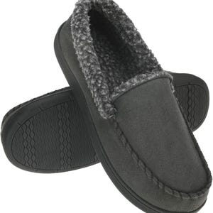Puede incluir: Un par de zapatillas de estilo mocas&iacute;n de color gris antracita. Las zapatillas tienen un exterior de ante sint&eacute;tico suave y un forro de piel sint&eacute;tica gris afelpada. Las suelas son negras y texturizadas para un mejor agarre. El dise&ntilde;o es sencillo y c&oacute;modo.