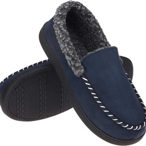 Puede incluir: Zapatillas de color azul marino con aspecto de ante, suela negra y costuras blancas. El interior y el cuello est&aacute;n forrados con piel sint&eacute;tica gris. Estas zapatillas sin cordones est&aacute;n dise&ntilde;adas para la comodidad y el calor.