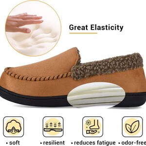 Puede incluir: Zapatilla marr&oacute;n de ante sint&eacute;tico con suela negra y cuello de piel sint&eacute;tica. La imagen muestra las cualidades suaves, resistentes y sin olor de la zapatilla. El texto dice "Great Elasticity".