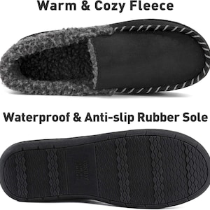 Puede incluir: Zapatilla negra con forro polar, cuello de forro polar gris y costuras blancas. La suela es negra y texturizada. El texto de la imagen dice "Warm & Cozy Fleece" y "Waterproof & Anti-slip Rubber Sole."