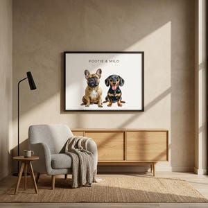 Op de afbeelding: Een ingelijste print met twee honden, een Franse Bulldog en een Teckel, met de tekst "POOTIE & MILO". De honden zijn realistisch afgebeeld. De print hangt boven een houten kast in een woonkamer.