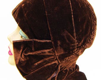 21 1/2" - Vintage 1920's Loueine Velvet Designer Women's Deco Cloche