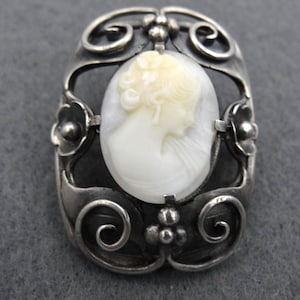 Broche Camée Vintage - Portrait Cabochon En Résine - Laiton - Occasion