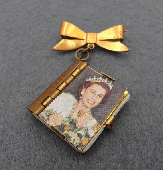 Vintage antique Queen Elizabeth II 1953 coronation Photo Book brooch souvenir UK