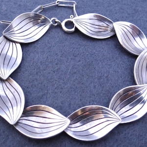 Puede incluir: Un juego de tres tazas de cerámica con un acabado mate moteado. Las tazas son en tonos crema, gris claro y gris oscuro. Cada taza tiene un diseño simple y minimalista, ideal para café o té.