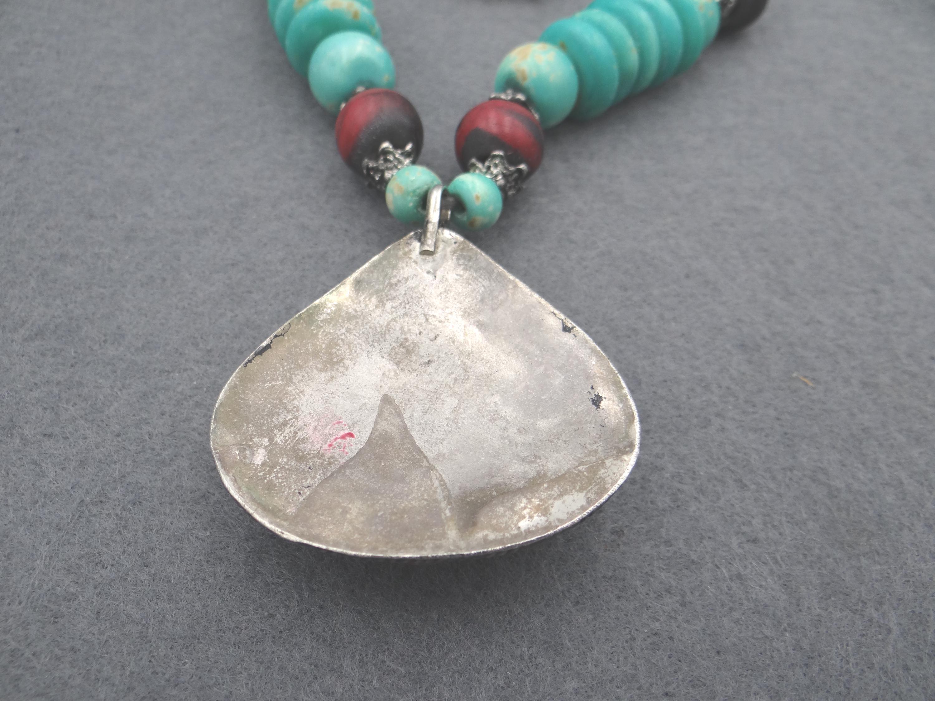 Collier Antique Tibétain Années 1920 – Perles, Turquoise, Incrustations, Argent Ancien