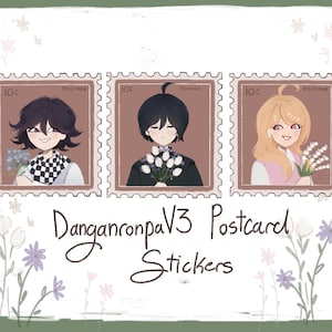 Op de afbeelding: Drie geïllustreerde postzegels met anime-achtige personages die bloemen vasthouden. De postzegels zijn gelabeld met "10¢ Postage". De tekst "Danganronpa V3 Postcard Stickers" staat eronder. De achtergrond is lichtgroen met bloemaccenten.