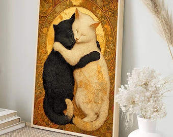 Puede incluir: Una impresión artística enmarcada que presenta dos gatos abrazándose. Un gato es negro, el otro blanco con diseños dorados. El fondo es un diseño circular dorado. La obra de arte está en un marco de madera clara.