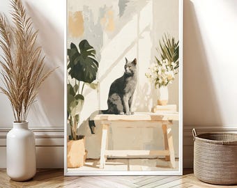 以下が含まれることがあります： 明るい木製のテーブルに座っている灰色の猫が描かれた、額入りのアートプリント。植物、花、ニュートラルな色使いが特徴です。アートワークはミニマリストスタイルで、白いフレームが付いています。テーブルの長さは約100cmです。