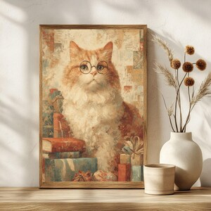 以下が含まれることがあります： 丸いメガネをかけた、オレンジと白の猫が描かれた額入りのアートプリント。猫は本やプレゼントに囲まれています。このアートワークは、暖かく落ち着いた色合いのヴィンテージスタイルです。