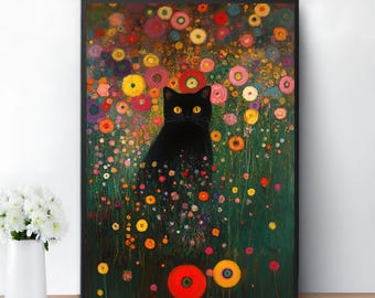 Può includere: Un gatto nero con occhi gialli seduto in un campo di fiori colorati. I fiori sono in varie tonalità di rosso, giallo, orange, rosa e viola. Lo sfondo è verde scuro.