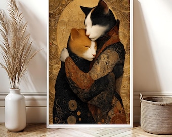 Puede incluir: Una impresión artística enmarcada que presenta a dos gatos abrazándose. Uno es blanco y negro, el otro naranja y blanco. Están sobre un fondo dorado con patrones ornamentados. Los gatos visten ropa detallada y estampada.