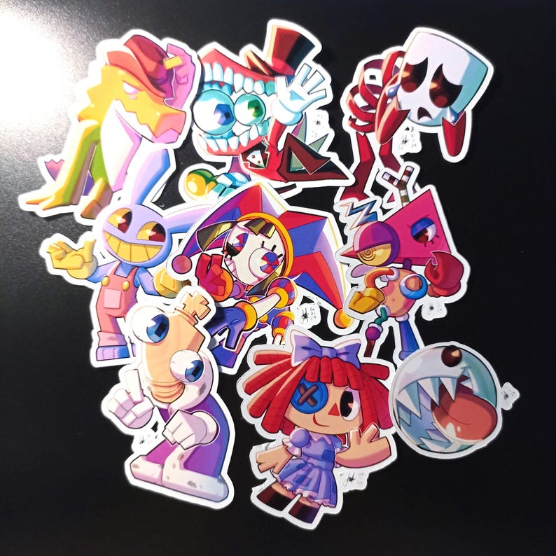 K&ouml;nnte beinhalten: Ein Set mit neun bunten Comicfiguren-Stickern. Die Sticker zeigen eine Vielzahl von Figuren, darunter einen Narren, ein Gespenst, einen Roboter und eine Puppe. Die Sticker sind alle bunt und haben einen skurrilen Stil.