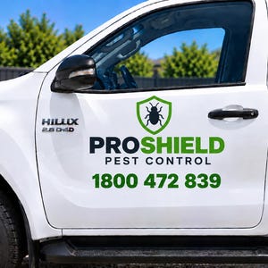 Peut inclure: Un pick-up Toyota Hilux blanc arborant sur la portière un logo vert et noir avec l'inscription PROSHIELD PEST CONTROL, une icône de bouclier contenant un insecte et le numéro de téléphone 1800 472 839 écrit en vert sous le nom.
