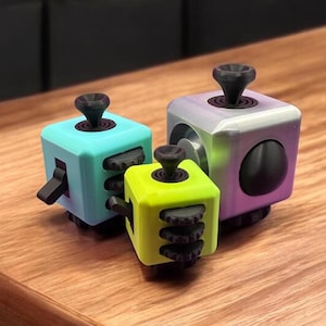 Fidget Cube 3D Gedruckt für Stress / ADHD / Autismus / Angst Relief / Sensorische / Tolle Schreibtisch Spielzeug / 3 Größen BEST SELLER !!!!!