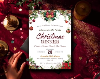 Puede incluir: Una invitación a una cena de Navidad con decoraciones festivas. La invitación presenta el texto "Johnson & Mills Family Christmas Dinner" con detalles para el 28 de noviembre a las 17:30. El diseño incluye acebo, adornos y un lazo verde.