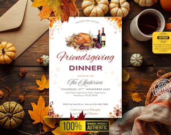 Puede incluir: Invitación a una cena de Acción de Gracias con una ilustración de pavo, vino y uvas. La invitación está sobre un fondo de madera con calabazas y hojas de otoño. El texto dice "Friendsgiving Dinner" e incluye información del anfitrión.