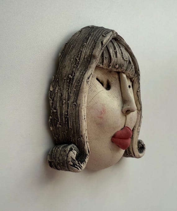 手作りの陶器製女性の顔の壁掛け、黒と白、赤い唇 - Etsy 日本