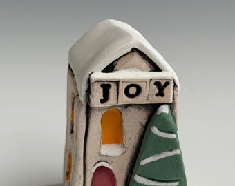 Escultura de casa de cerámica hecha a mano: Casa pequeña con árbol de Navidad y alegría, estructura pequeña, pintada a mano