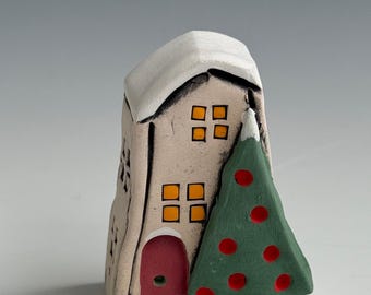 Escultura de casa de cerámica hecha a mano: Casa pequeña con árbol de Navidad, estructura pequeña, pintada a mano