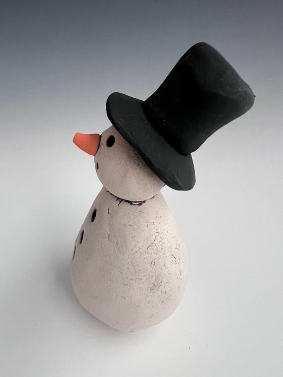 手作りの粘土雪だるまの置物：彩色された陶器の彫刻 - Etsy 日本