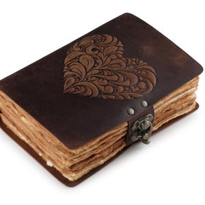 Diario in pelle fatto a mano con cuore in rilievo vintage, chiusura con lucchetto antico, carta di cotone con bordo frastagliato, 240 pagine