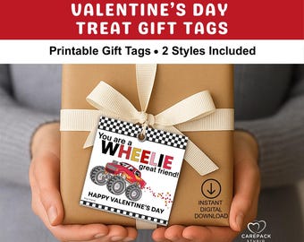 Puede incluir: Un regalo envuelto con una cinta color crema y una etiqueta de regalo de San Valentín. La etiqueta presenta un gráfico de camión monstruo rojo y el texto "You are a WHEELIE great friend!" y "Happy Valentine's Day."