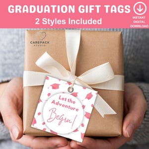 Let the Adventure Begin Abitur Geschenkanhänger, druckbares rosa quadratisches Geschenkanhänger-Fallumbauetikett für graduierte Gastgeschenke, Abiturgeschenk