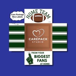 Può includere: Una scatola di cartone per pacchi con alette aperte a strisce verdi e bianche. L'aletta superiore mostra un pallone da football e il testo HOME TEAM. L'aletta inferiore mostra un dito di gommapiuma verde e il testo FROM YOUR BIGGEST FANS AT HOME.
