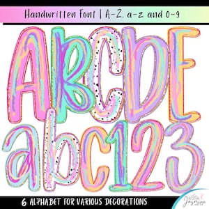 Puede incluir: Una fuente manuscrita colorida con letras mayúsculas y minúsculas, y números. Las letras y los números son de colores pastel con contornos dorados y motas negras. También se ve el texto "Handwritten Font | A-Z, a-z and 0-9" y "6 ALPHABET FOR VARIOUS DECORATIONS".
