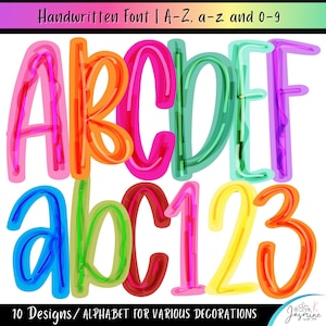以下が含まれることがあります： 手書き風フォントのデジタルグラフィックで、大文字のAからF、小文字のaからc、数字の1から3が表示されています。各文字は、半透明で重なり合った効果を持つ、鮮やかでマルチカラーのスタイルで描かれています。
