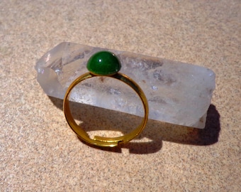 jade ring, dark green 7mm cab, gold tone adjustable base