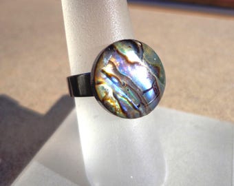 Anillo ajustable de abulón con acabado en color gris plomo, iridiscente.