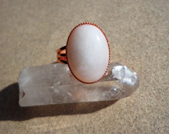 ring, white quartz, 18x14mm cabochon, copper adjustable base