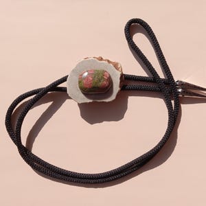 bolo tie, unakiet edelsteen cabochon op natuurlijke hertengewei schijf