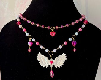 Set di collana con ali d'angelo fatte a mano Angelic Glow: gioielli celestiali con cuore rosa