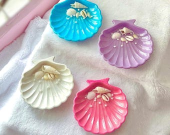 Plato de conchas marinas con brillantina hecho a mano: soporte de joyería de hormigón