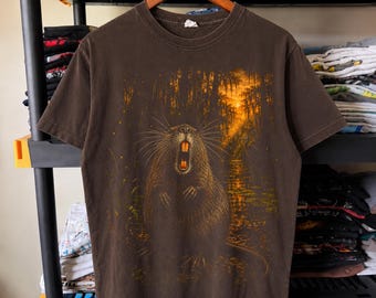 夕暮れ時のイトスギの沼地にいるヌートリアのハーフトーンPNGデザイン｜黒のTシャツ｜DTF転写｜デジタルダウンロード｜16 x 20インチ、300 DPI