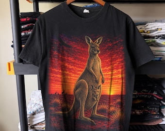 カンガルーと子カンガルーのアウトバックの夕日ハーフトーンPNGデザイン｜黒Tシャツ｜DTF転写｜デジタルダウンロード｜16 x 20インチ、300 DPI